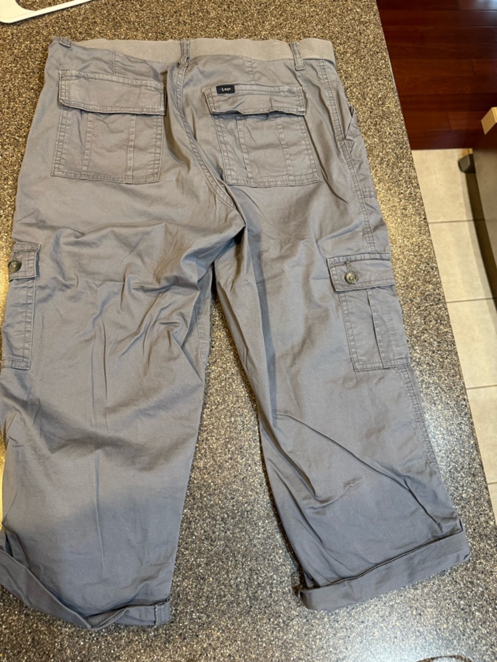 3 pair of Lee cargo flex to go capris, grey, khaki and olive - Picture 2 of 6